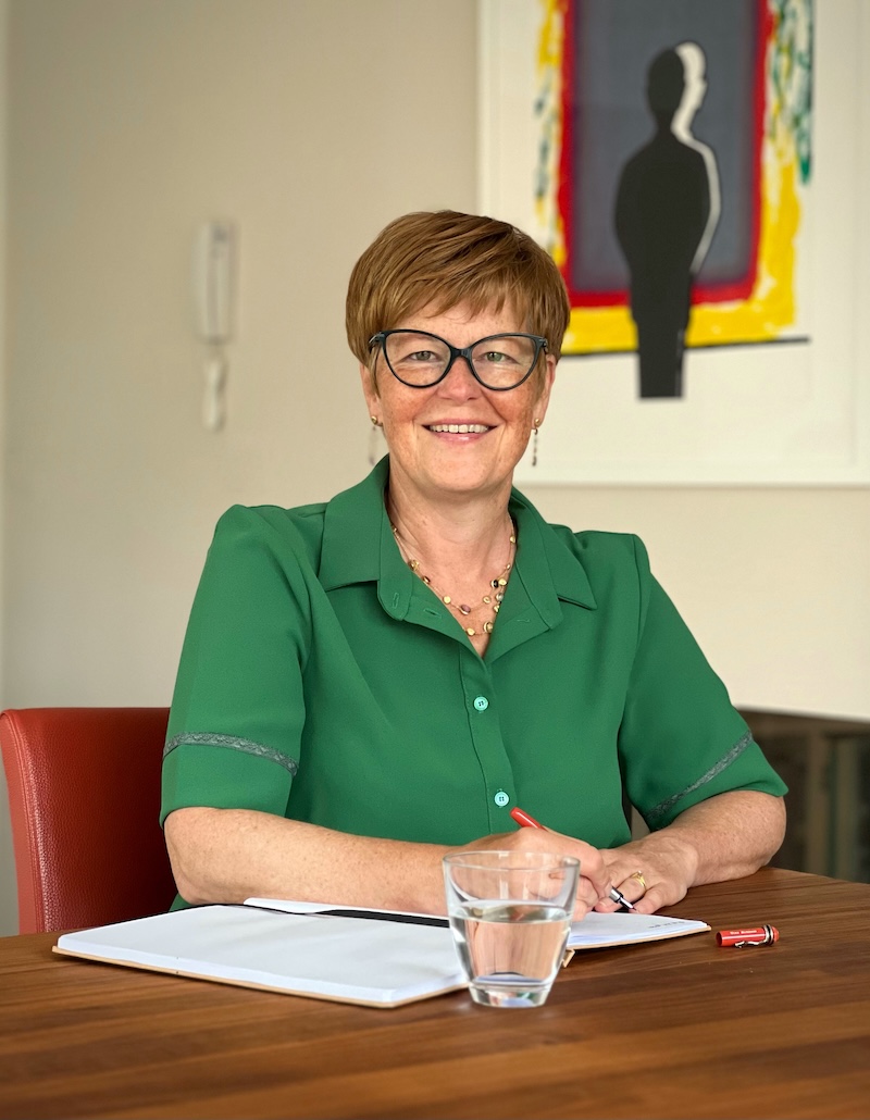 Thea Bombeek schrijvend Thea Bombeek coacht en schrijft